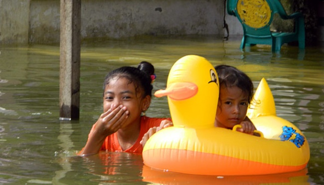 coronatalk.org, Jakarta - Penyakit kulit dan demam berdarah dengue (DBD) perlu diwaspadai masyarakat di musim hujan. Penyakit kulit yang kerap terjadi di musim hujan akibat banjir dapat berupa infeksi, alergi, atau bentuk lain seperti gatal, ruam pada permukaan kulit, dan bintik-bintik kecil pada kulit karena kebersihan tidak terjaga baik.