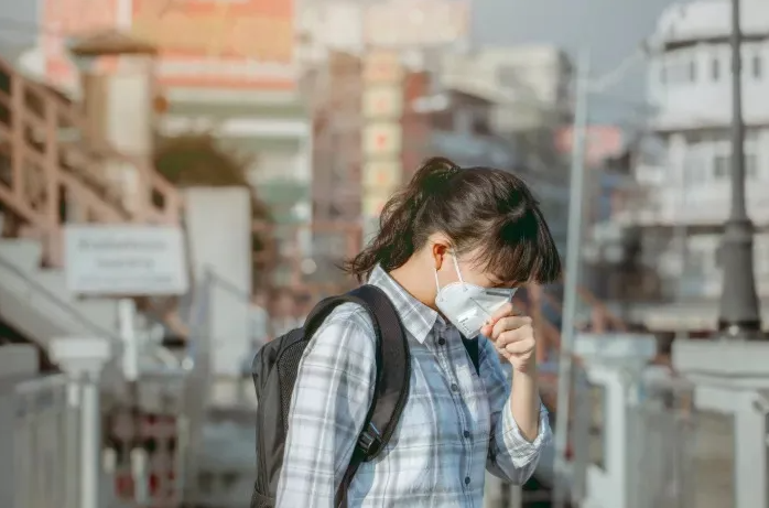 Kementerian Kesehatan Republik Indonesia (Kemenkes RI) memperingatkan masyarakat untuk mewaspadai penyebaran virus HMPV, yang kini tengah merebak di China (Tiongkok).  Faktanya, virus ini dapat menular dan menimbulkan gejala yang mirip dengan penyakit pernapasan lainnya, seperti flu dan COVID-19. 