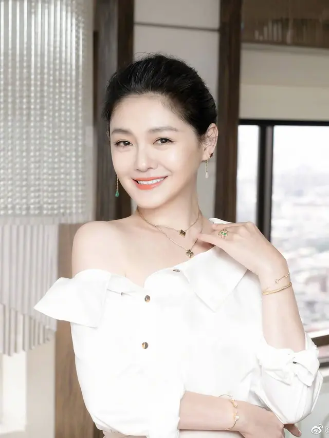 coronatalk.org, Jakarta Dunia hiburan Taiwan tengah berduka setelah kabar mengejutkan datang dari aktris ternama Barbie Hsu. Bintang "Meteor Garden" ini meninggal dunia pada usia 48 tahun akibat pneumonia yang dipicu oleh infeksi influenza.