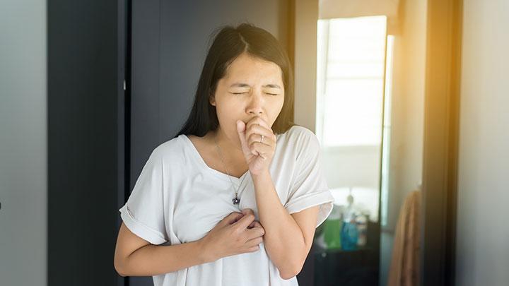 coronatalk.org, Jakarta - Pekerja yang mengalami tuberkulosis atau TBC perlu bersikap disiplin agar tak menulari rekan kerja, seperti memakai masker dan ruangan kerja berventilasi baik. Hal itu disampaikan oleh peneliti tuberkulosis dan akademisi dari Fakultas Kedokteran Universitas Indonesia, dr. Ahmad Fuady M.Sc PhD.