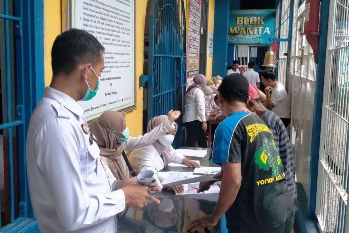 Kendari (ANTARA) - Lembaga Pemasyarakatan (Lapas) Kelas IIA dan Dinas Kesehatan (Dinkes) Kota Baubau menggelar kegiatan sosialisasi dan pemeriksaan penyakit menular terhadap para narapidana atau warga binaan pemasyarakatan (WBP) Lapas Baubau, Provinsi Sulawesi Tenggara (Sultra).