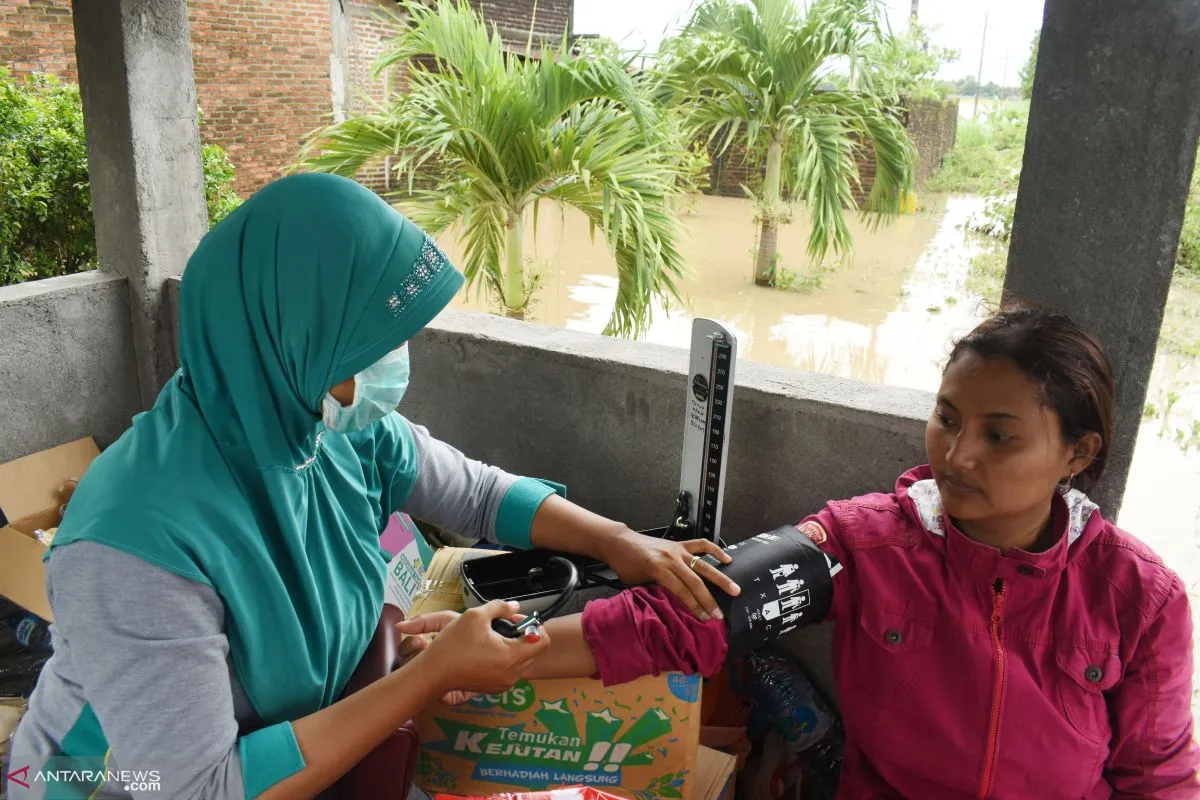 jakarta - Munculnya kotoran yang mencemari lingkungan dan air serta kondisi yang basah dan lembab dapat meningkatkan risiko penularan penyakit kulit, penyakit infeksi, dan gangguan kesehatan lain semasa banjir.