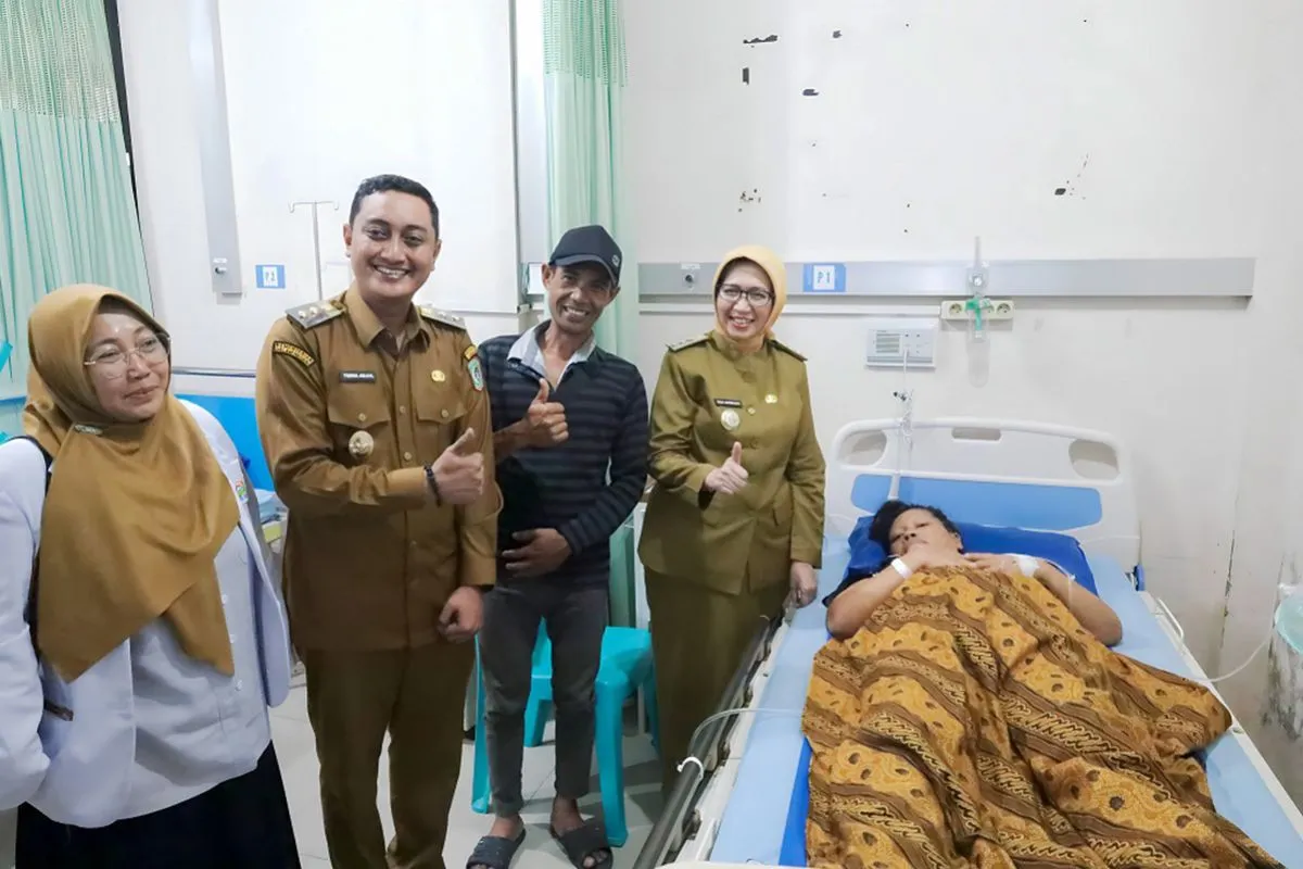 Lumajang, Jawa Timur - Ribuan warga Kabupaten Lumajang, Jawa Timur, telah memanfaatkan layanan kesehatan hingga persalinan gratis di pusat kesehatan masyarakat (puskesmas) sejak diluncurkan oleh Bupati Lumajang Indah Amperawati pada 3 Maret 2025.