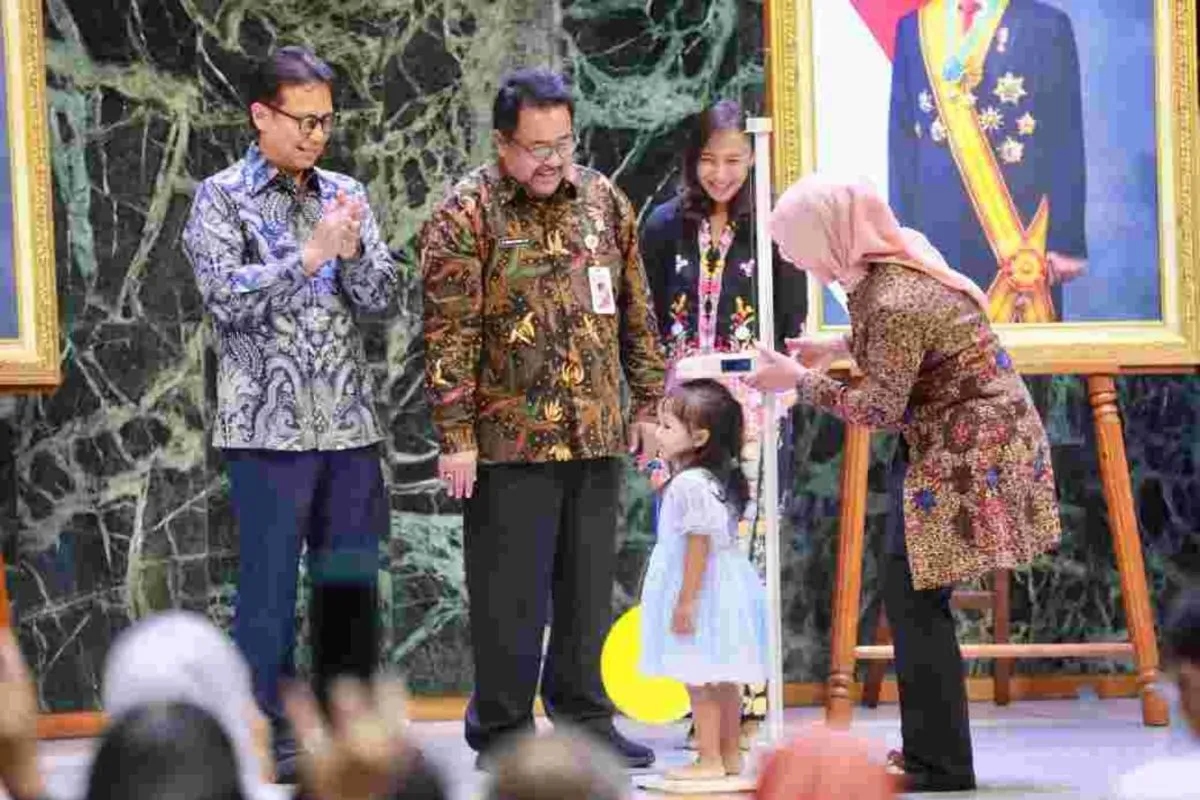 Jakarta  - Menteri Kesehatan Budi Gunadi Sadikin meminta Pemerintah Provinsi (Pemprov) DKI Jakarta melanjutkan edukasi kesehatan hingga level ibu rumah tangga dan tak berhenti pada kader di Posyandu.