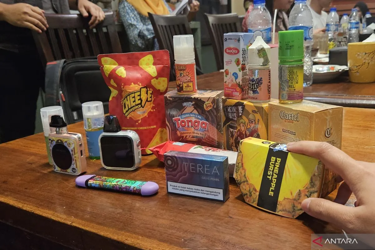 Jakarta (ANTARA) - Sejumlah organisasi kesehatan dan pakar komunikasi menyebutkan, maraknya upaya normalisasi penggunaan vape melalui klaim-klaim menyesatkan yang tidak didukung oleh bukti ilmiah berisiko meningkatkan penggunaan rokok elektronik di kalangan anak dan remaja, kelompok yang harusnya dilindungi.