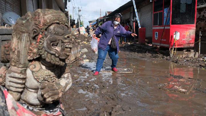 Banjir adalah bencana alam yang tidak hanya menyebabkan kerusakan fisik dan kerugian materi, tetapi juga menimbulkan berbagai risiko kesehatan bagi masyarakat yang terdampak. Setelah banjir surut, risiko penyakit masih tetap mengintai, terutama karena lingkungan yang masih kotor dan lembab serta banyaknya sumber air yang tercemar.
