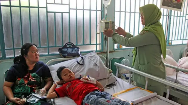 Situasi di mana pasien demam berdarah dengue (DBD) ditolak oleh rumah sakit karena dianggap "tidak gawat" dan tidak ditanggung oleh BPJS Kesehatan bisa menjadi pengalaman yang sangat menegangkan dan menyulitkan. Berikut penjelasan dan langkah yang sebaiknya dilakukan dalam situasi tersebut: